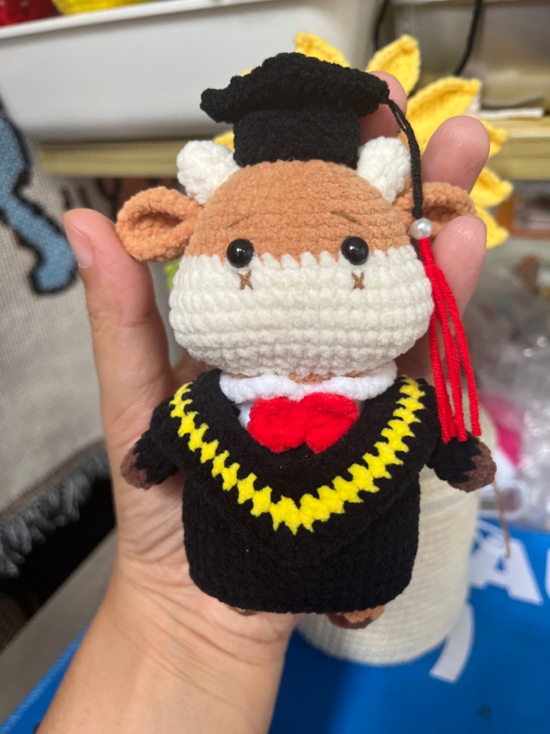 毛线玩偶钩针牛玩偶学士服牛毕业礼物成品可作钥匙扣
