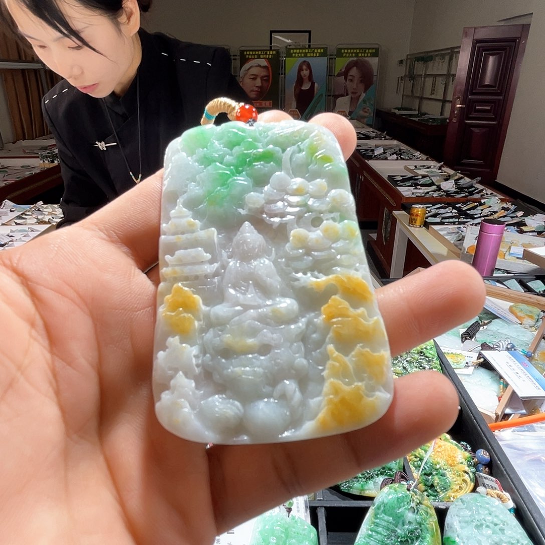 翡翠未镶嵌颈饰一