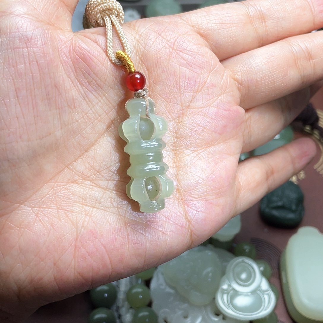 和田玉未镶嵌把件