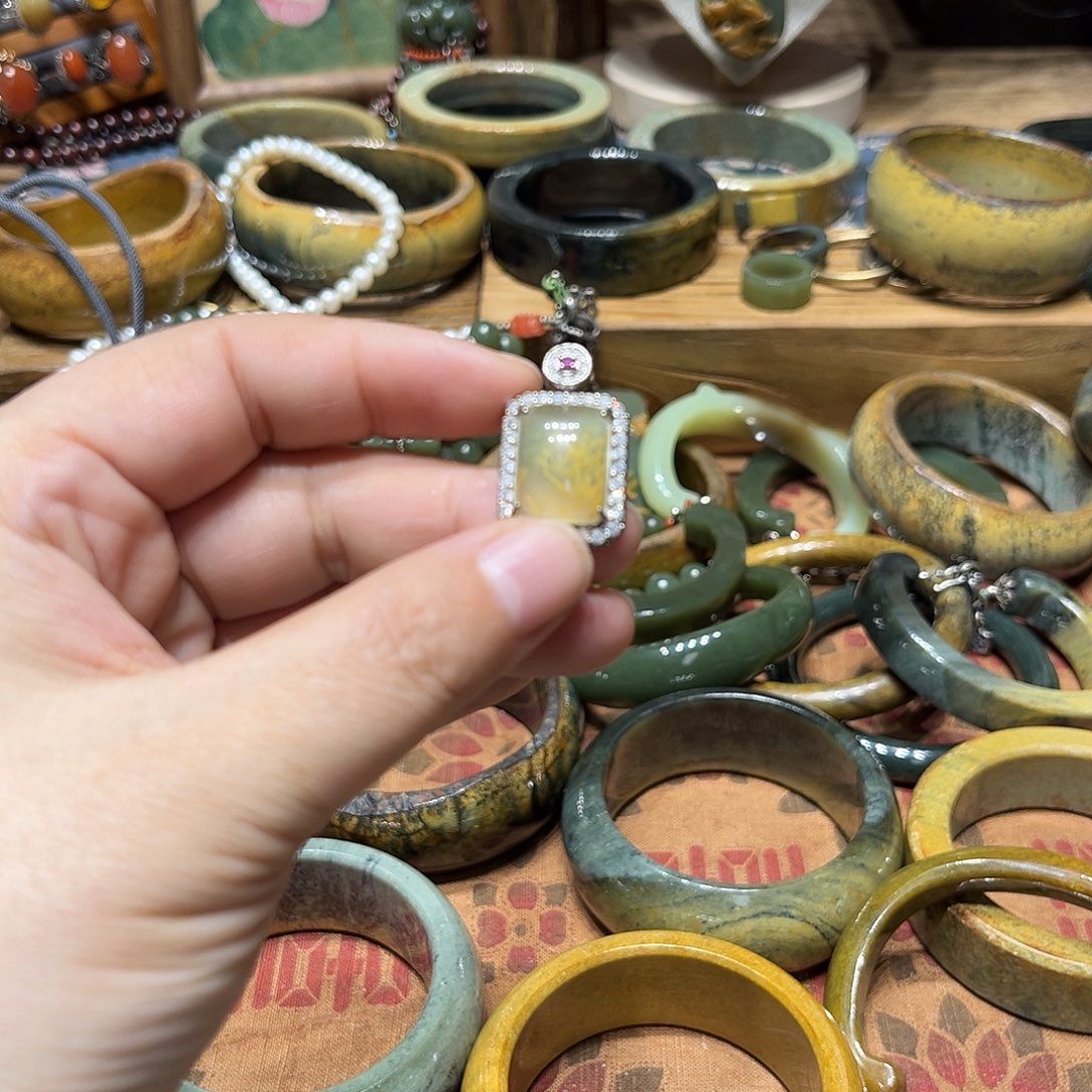 岫岩河磨玉（透闪石质玉）手镯未镶嵌?***儿