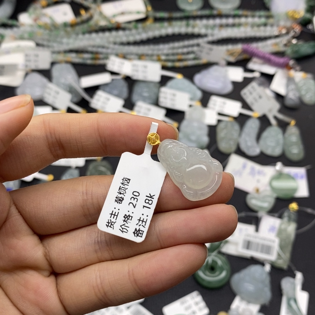 翡翠18K金镶嵌颈饰