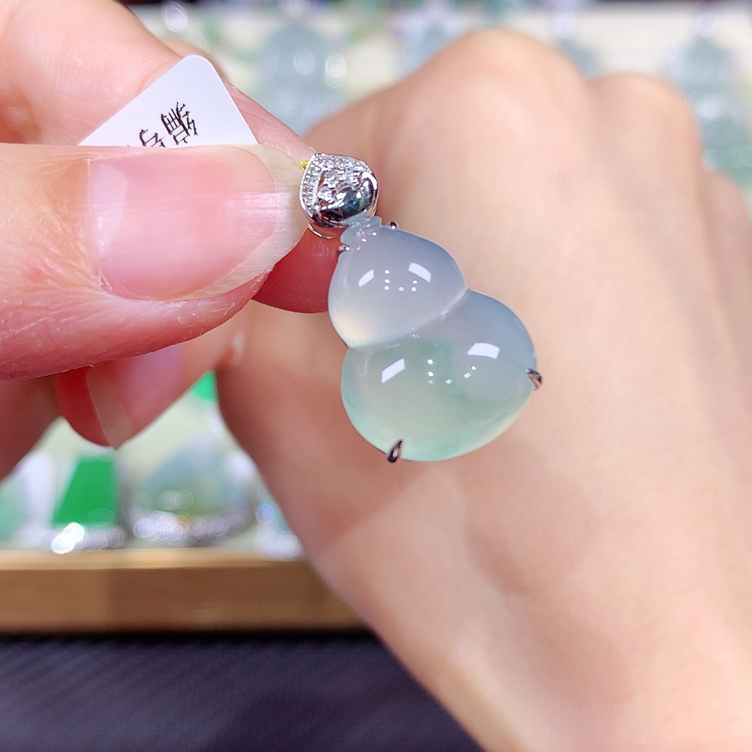 翡翠18K金镶嵌颈饰葫芦