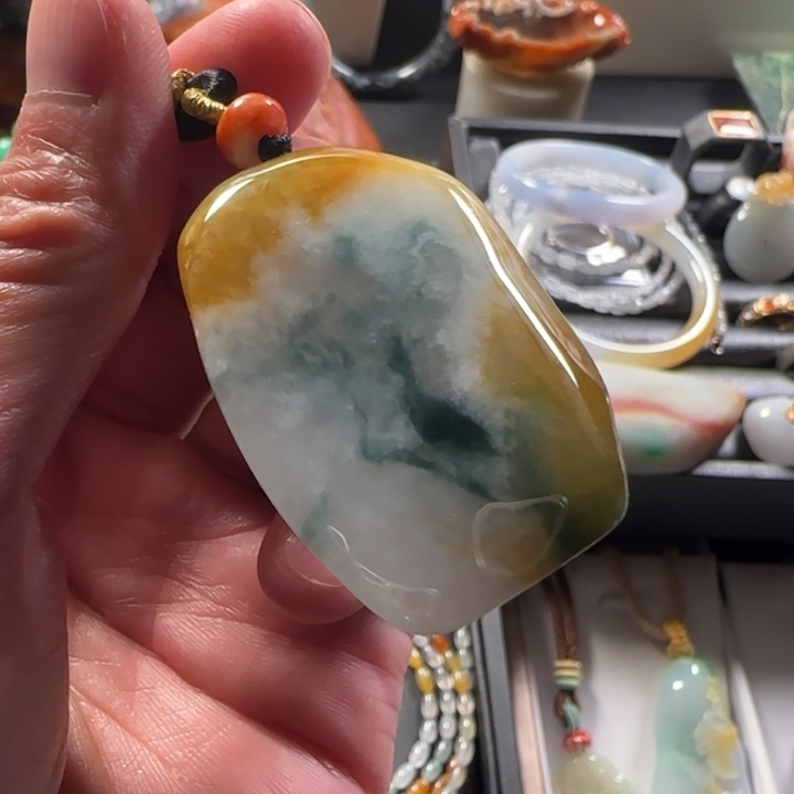 踏***梅翡翠未镶嵌颈饰特色三彩随型牌子