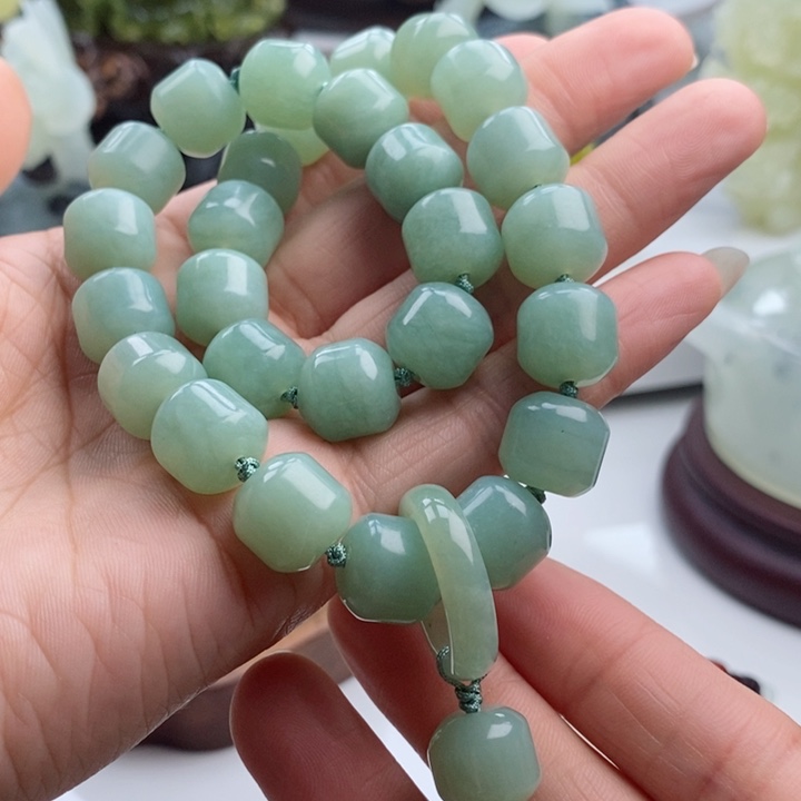 岫玉四大名玉手持未镶嵌