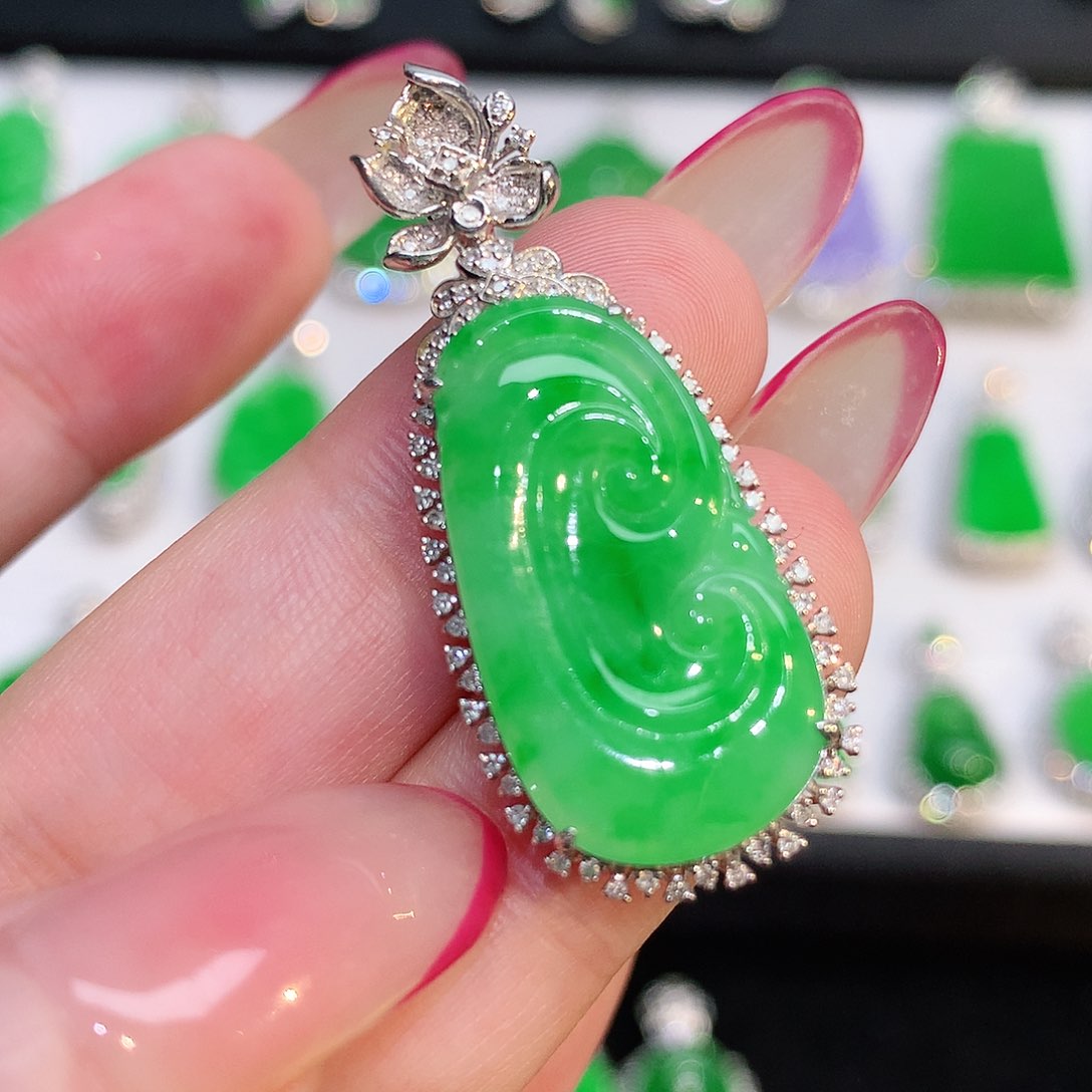 翡翠18K金镶嵌颈饰吊坠