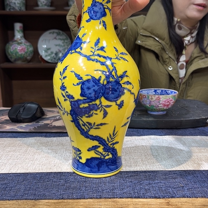 瓷瓶黄地青花寿桃橄榄瓶