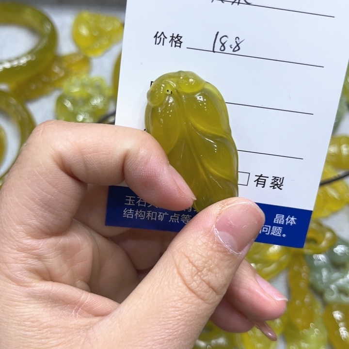 蛇纹石玉颈饰未镶嵌贝*