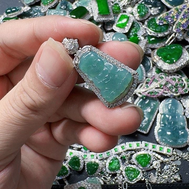 翡翠颈饰未镶嵌天然A货翡翠放漏