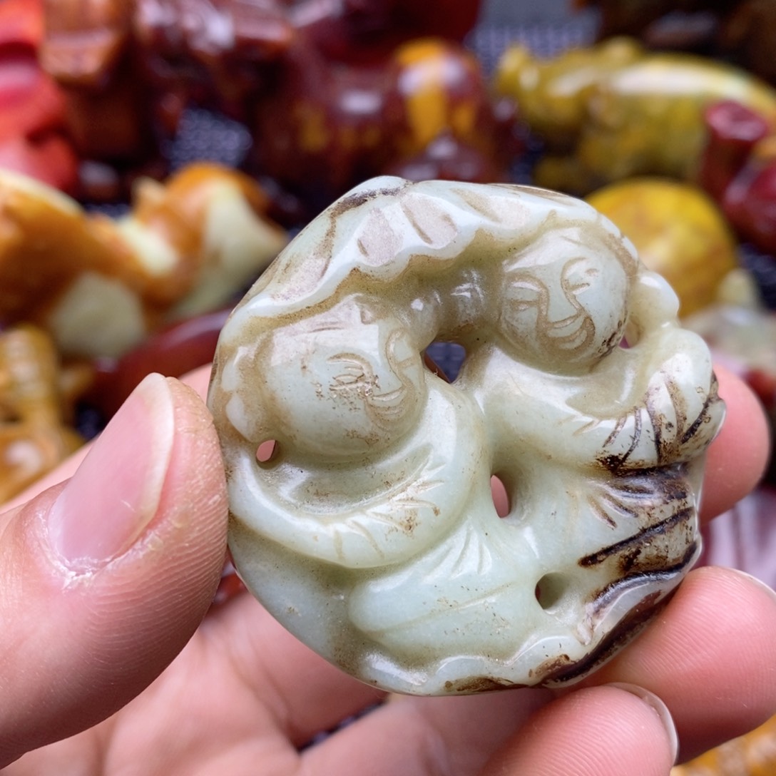 蛇纹石玉颈饰未镶嵌