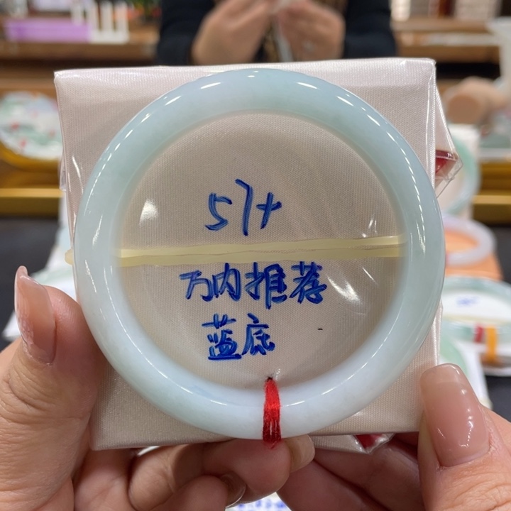 翡翠手镯未镶嵌翡翠