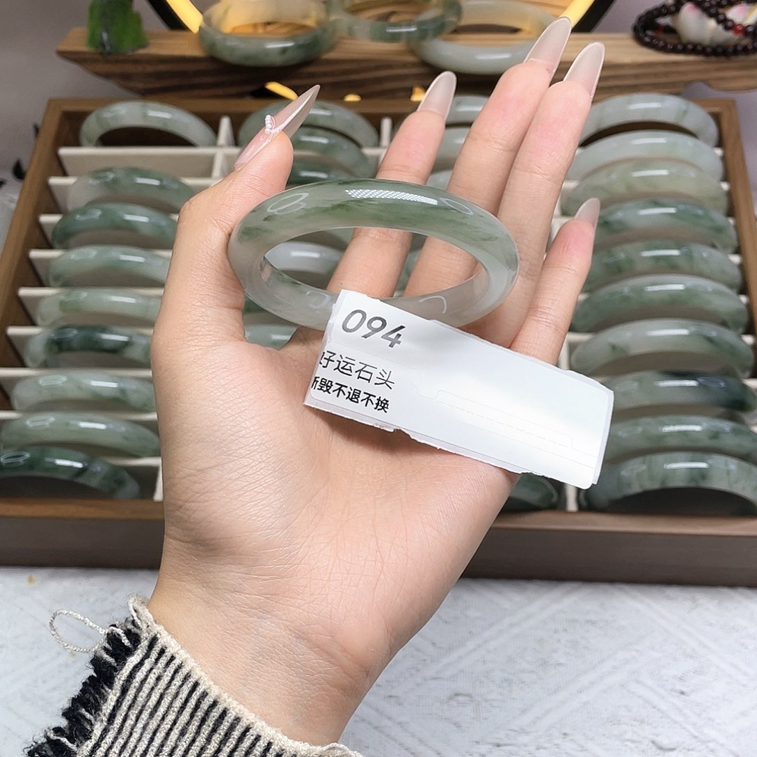 麻***名石英质玉未镶嵌手镯094