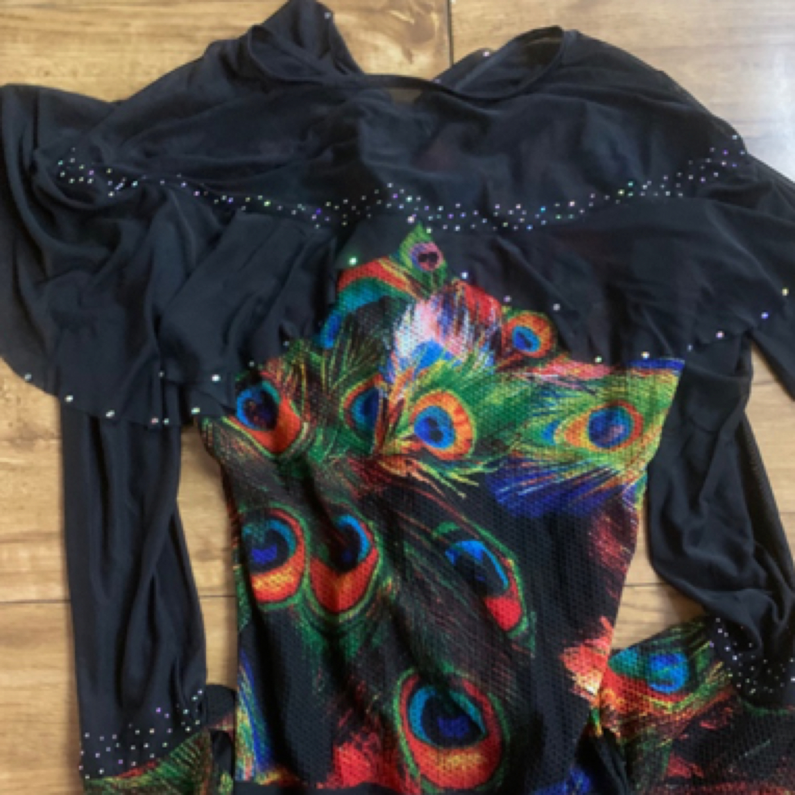 恒世舞服红色凤尾喇叭袖连体上衣