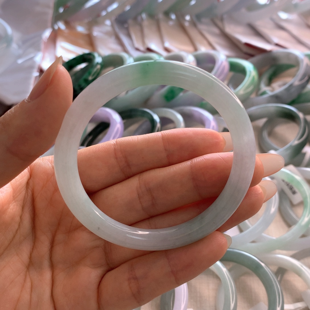 翡翠手镯未镶嵌圆条带色55