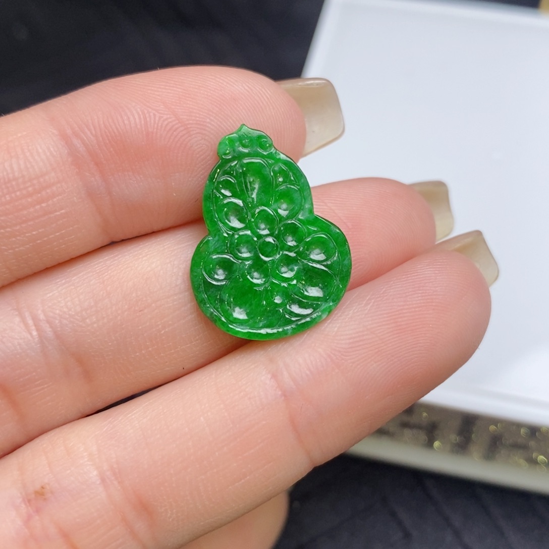 翡翠未镶嵌颈饰葫芦雕花片