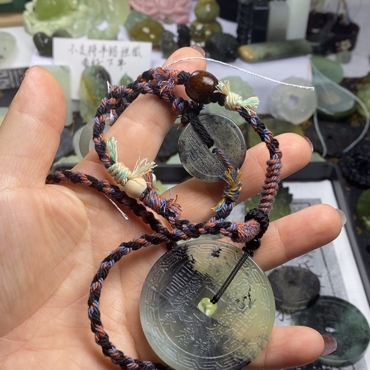 蛇纹石玉颈饰合金顾*安