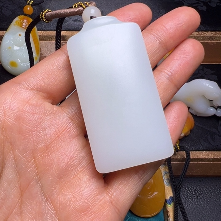 春***开和田玉未镶嵌颈饰