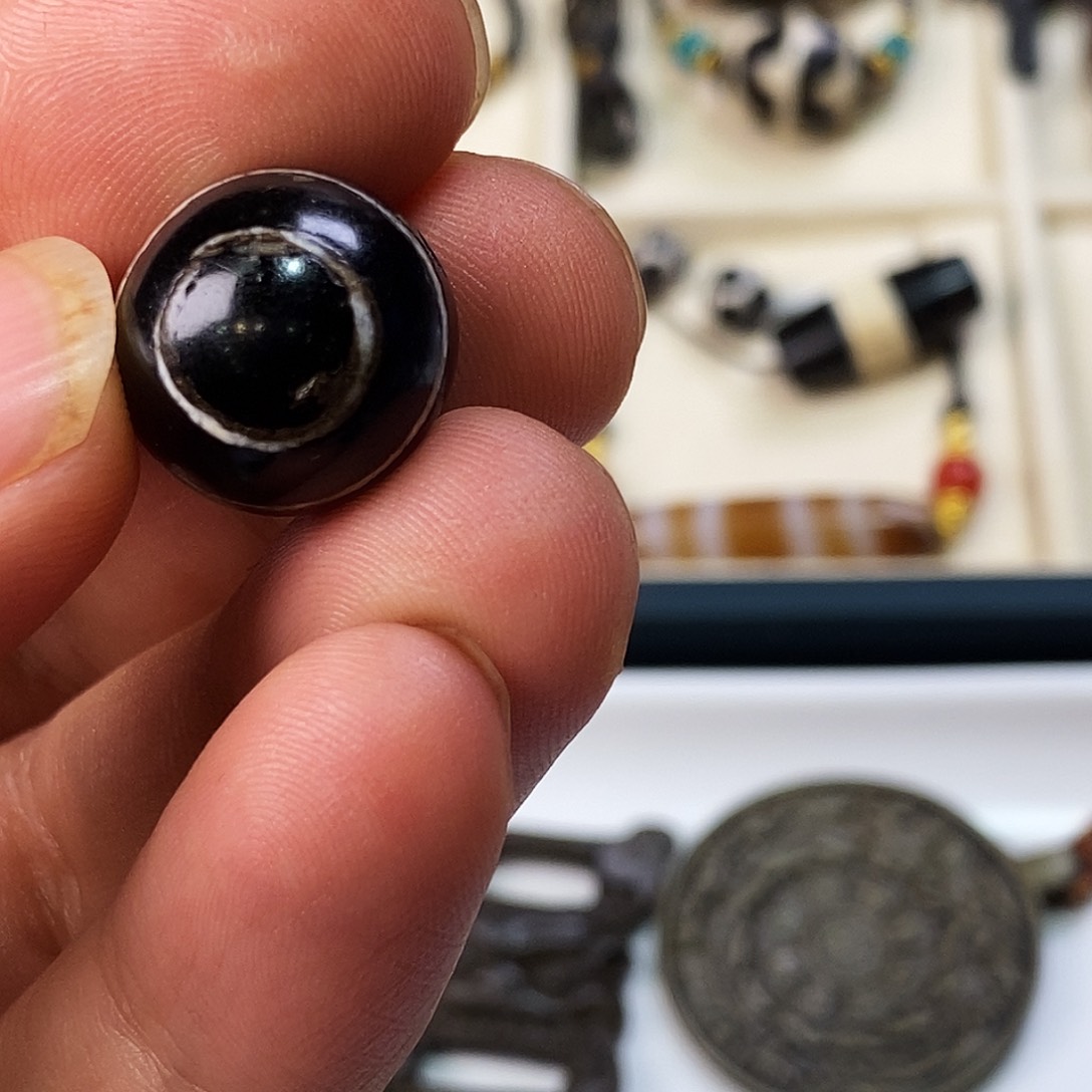 未镶嵌琥珀裸石砥**行