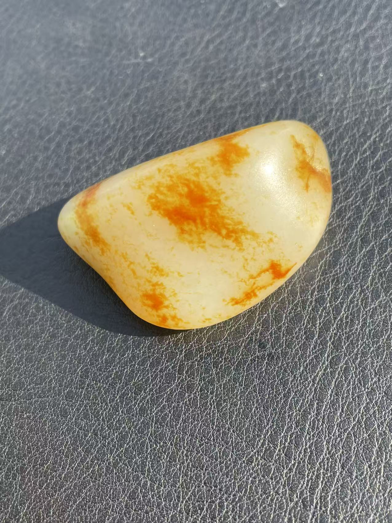 和田玉籽料挂件带红皮