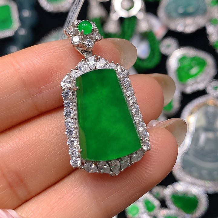 翡翠颈饰未镶嵌翡翠