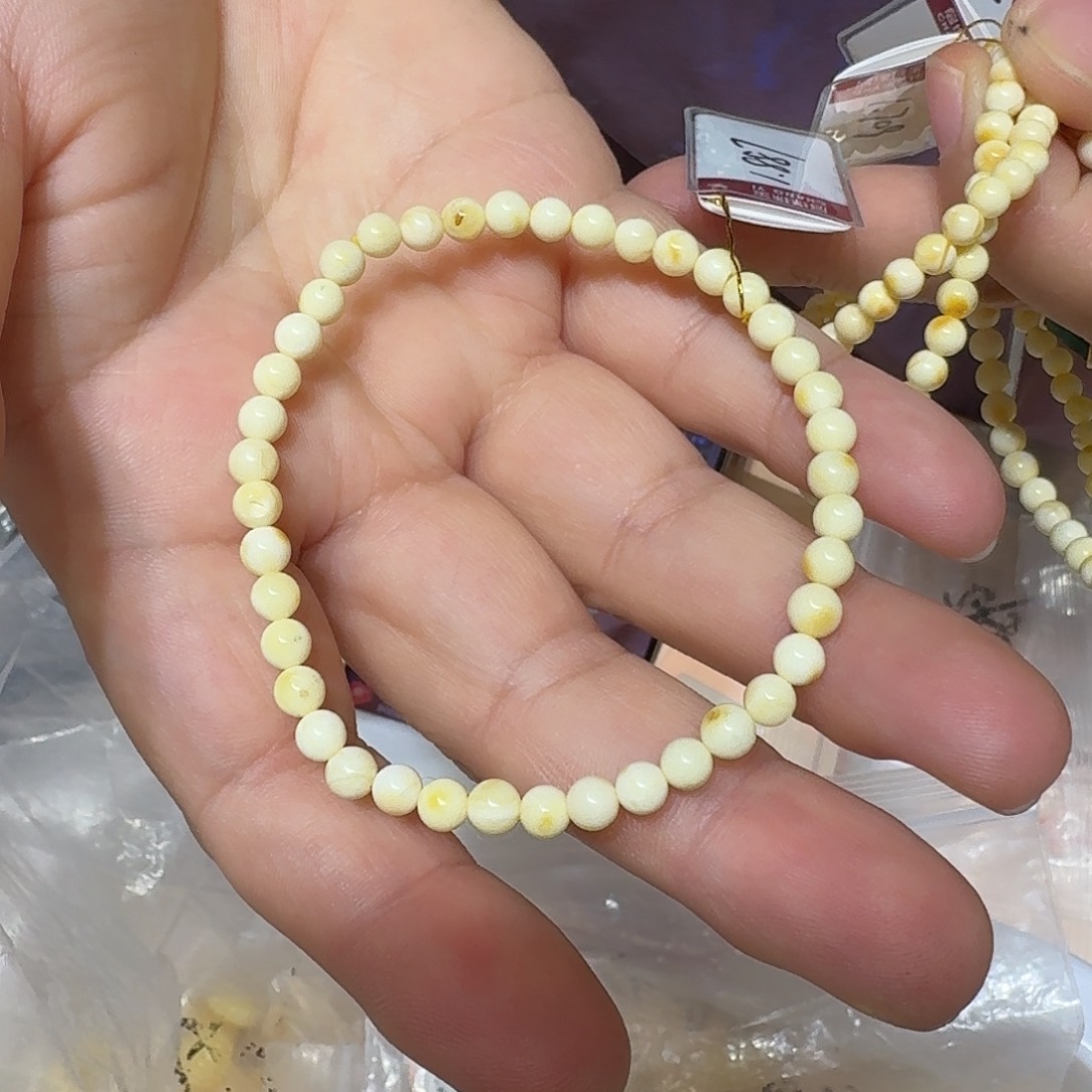 启缘珠宝白蜜1蜡手串大约卡4毫米