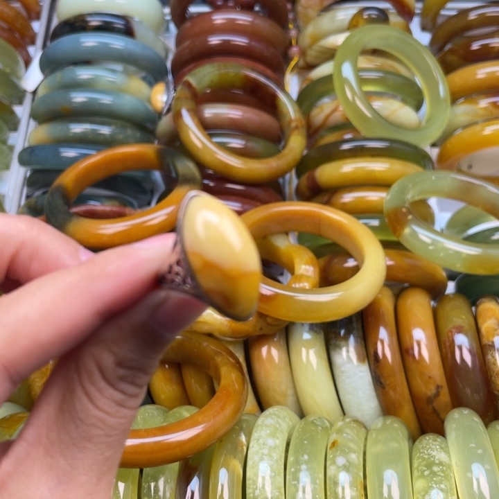 蛇纹石玉手镯未镶嵌