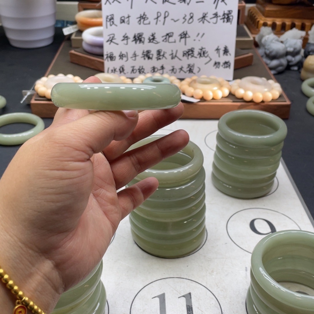 墨***你石英岩玉未镶嵌手镯