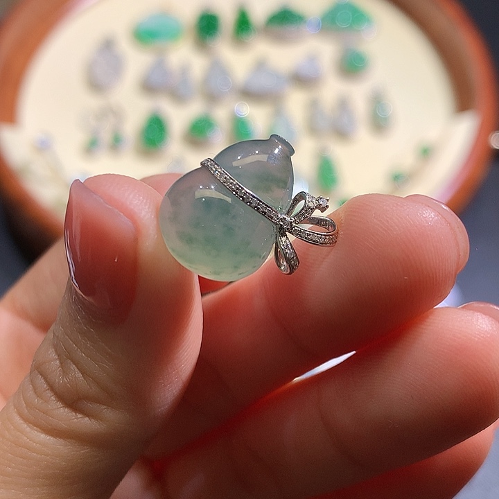 翡翠吊坠(不含链)18K金镶嵌