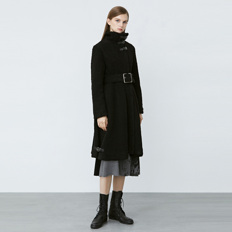 圣迪奥女装个性高领收腰羊羔绒复古黑色长款风衣S21481816