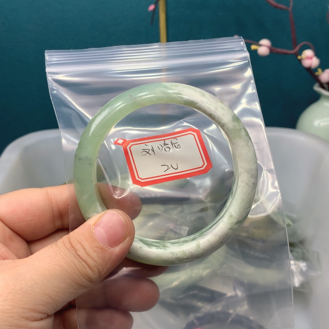 蛇纹石玉手镯未镶嵌刘*尼