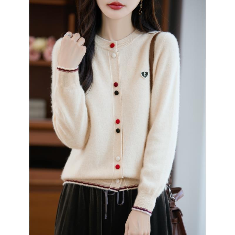 彩扣爱心圆领长袖开衫纯羊毛D292