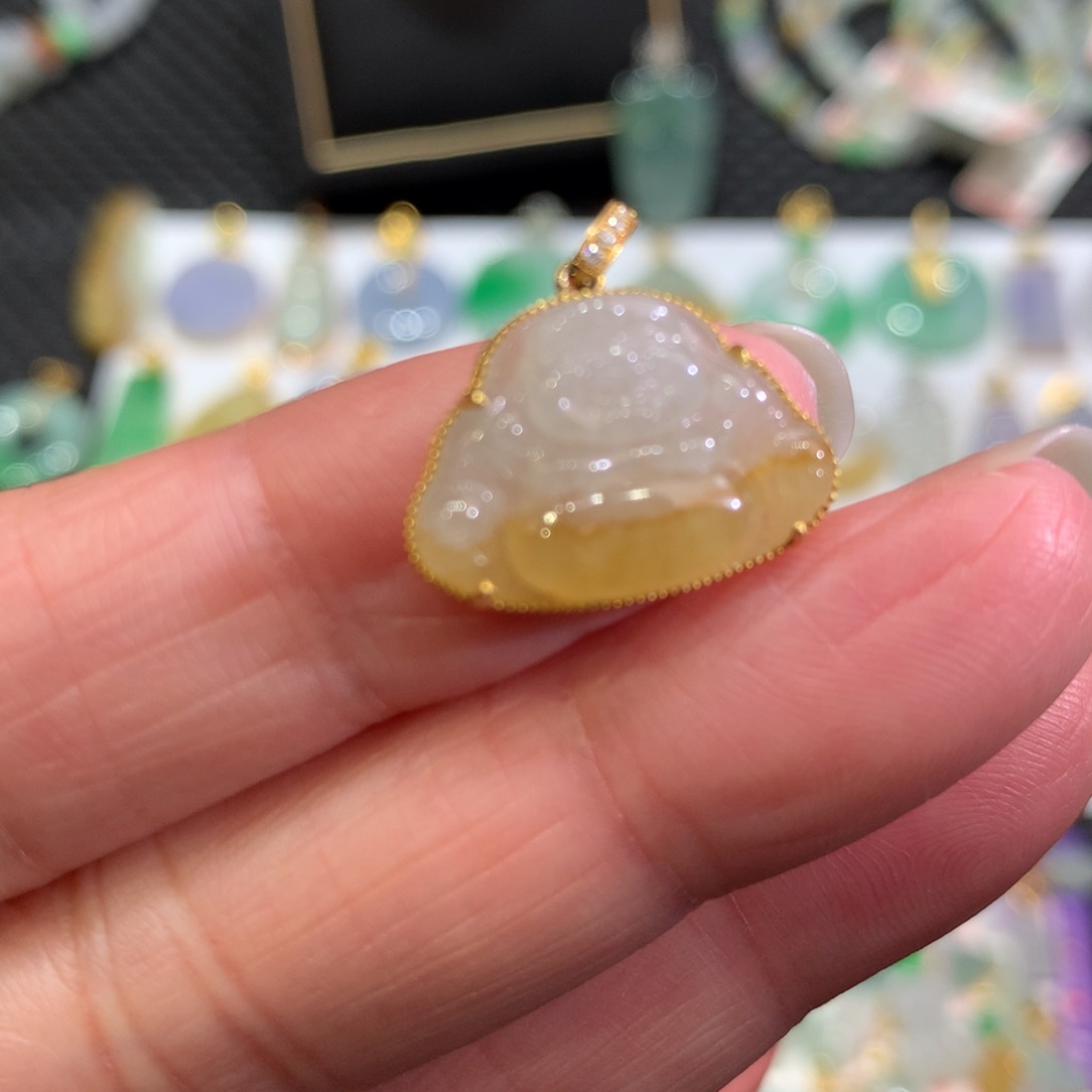 翡翠颈饰18K金镶嵌翡翠吊坠的未镶嵌