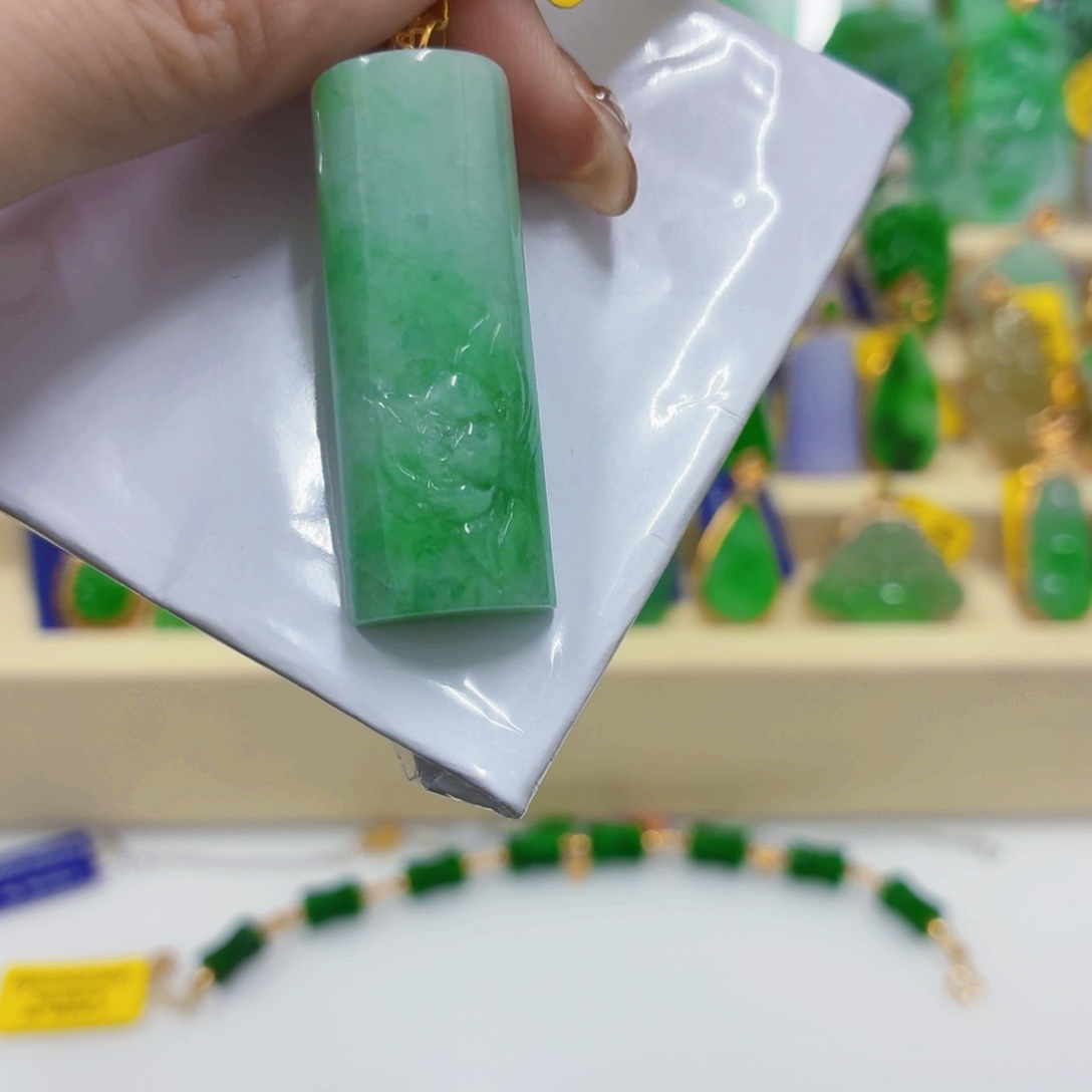 翡翠18K金镶嵌颈饰