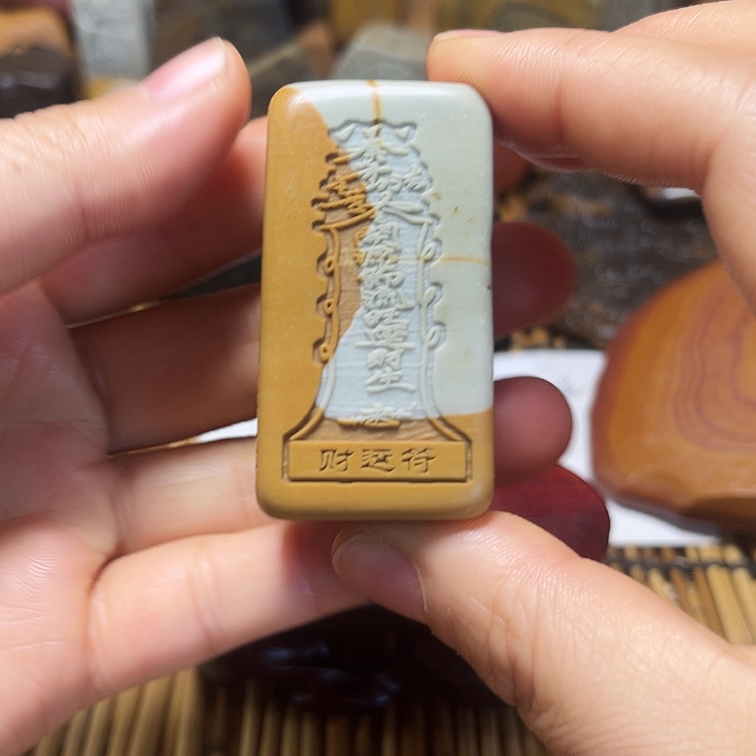 新疆原石雕刻手把件