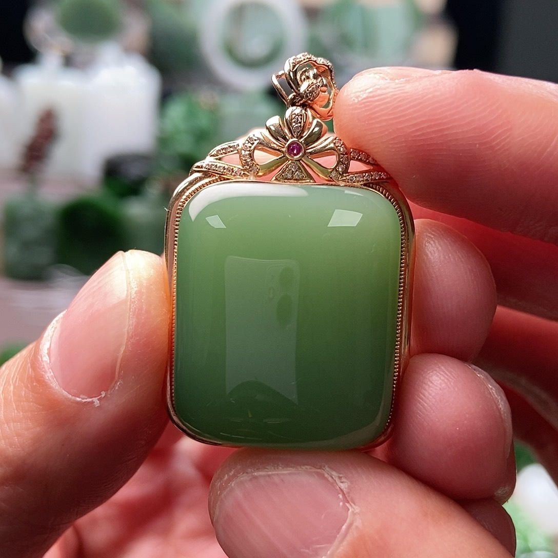 和田玉（碧玉）颈饰18K金镶嵌奕*