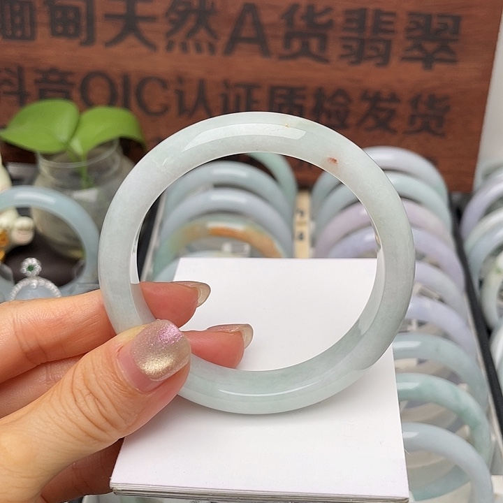 一***烟翡翠未镶嵌手镯57小纹裂