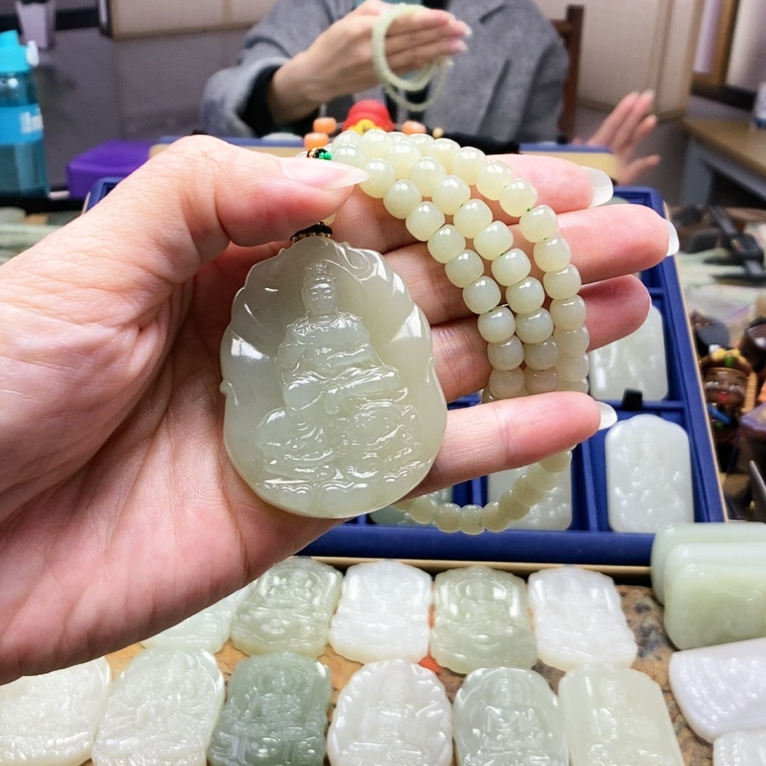 和田玉颈饰未镶嵌笨***影