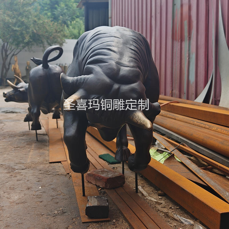 公司企业房地产门前广场摆放大型铜牛 铜奋斗牛 抬头牛雕塑定制