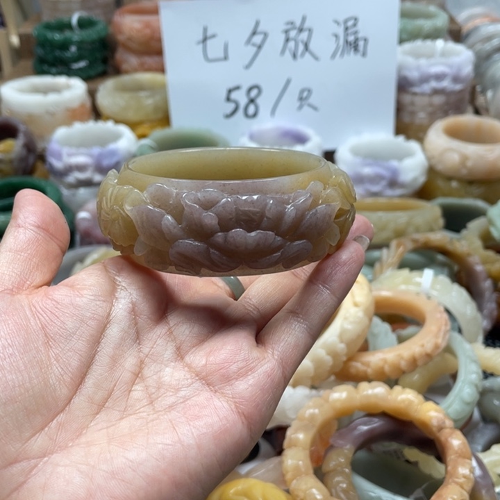 一***奶未镶嵌手镯石英质玉