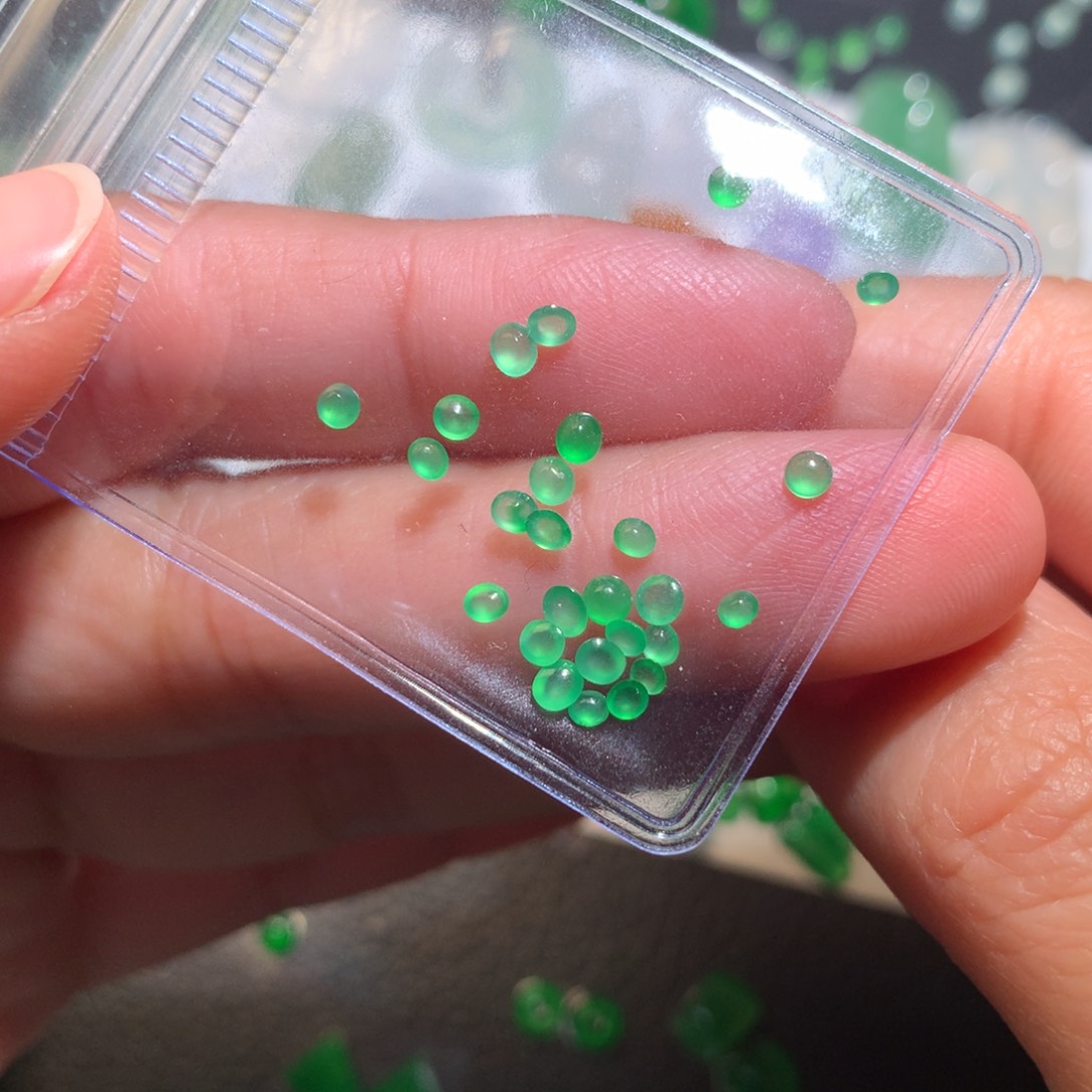 雨***燕翡翠未镶嵌颈饰顶珠26颗