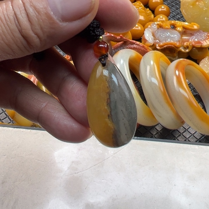 石英质玉（黄龙玉）颈饰未镶嵌