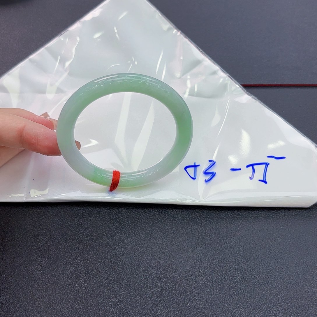 翡翠手镯未镶嵌手镯