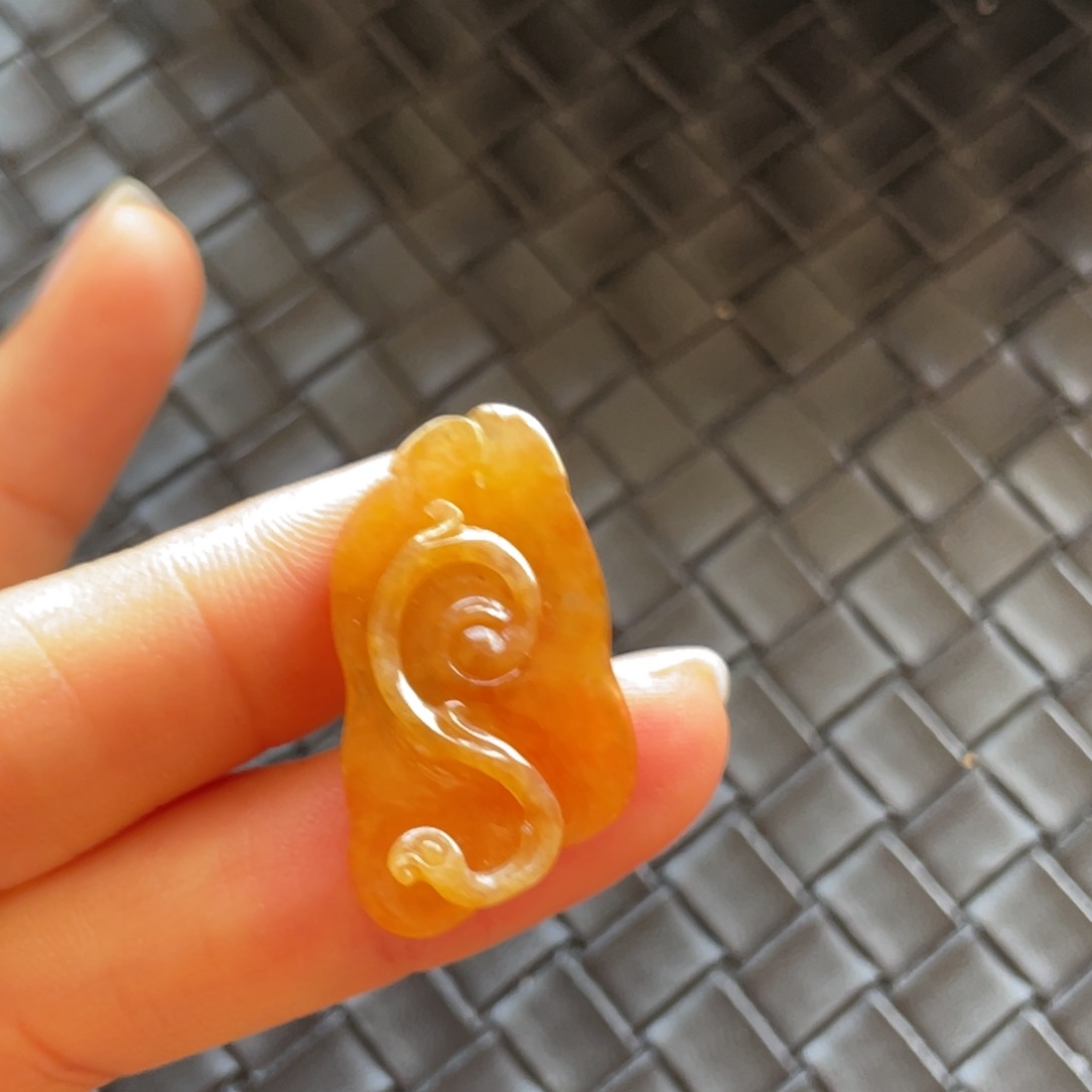 翡翠颈饰未镶嵌黄随行