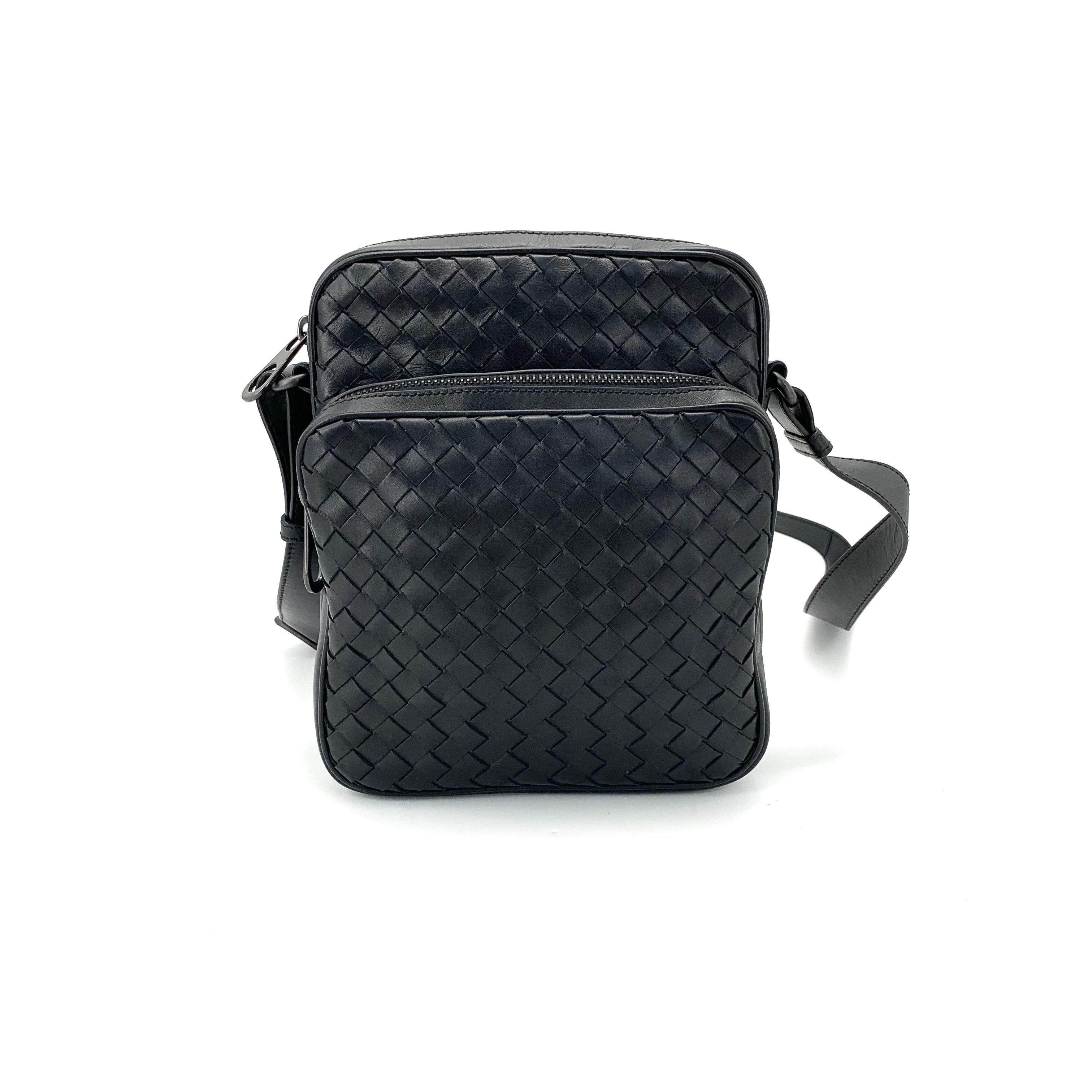 99新 BOTTEGA VENETA/葆蝶家 经典黑色全皮编织斜挎包 尺寸20/18