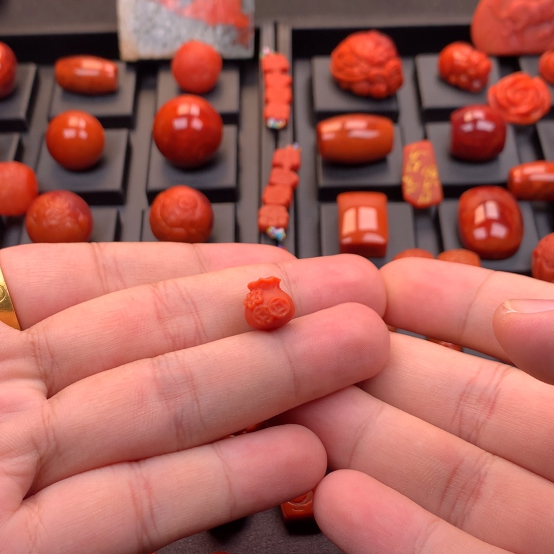 南红玛瑙未镶嵌精工雕刻柿子红小福袋10.5mm