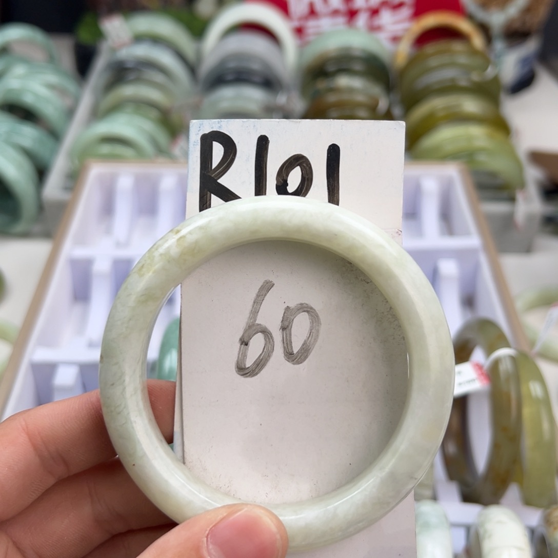 岫玉手镯未镶嵌天然岫玉微瑕，可以正常佩戴