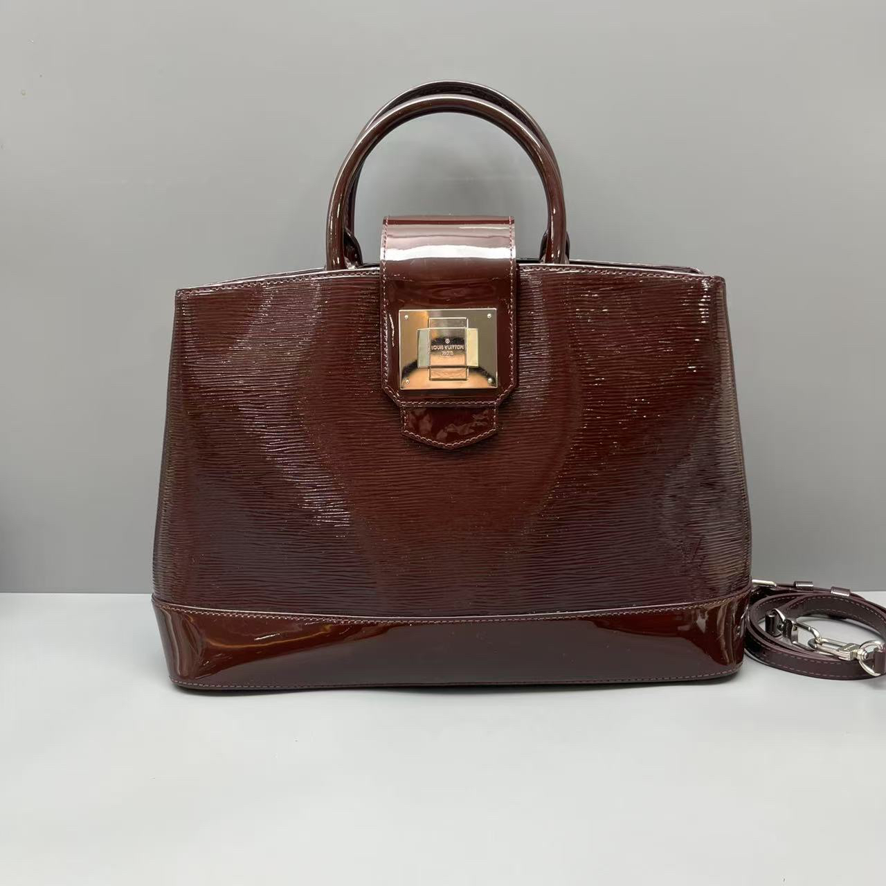 95新 LouisVuitton/路易威登 漆皮水波纹通勤包尺寸37*25 SV16209