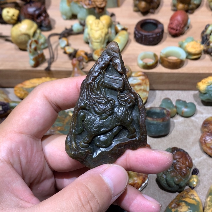 未镶嵌岫岩河磨玉（透闪石质玉）挂件