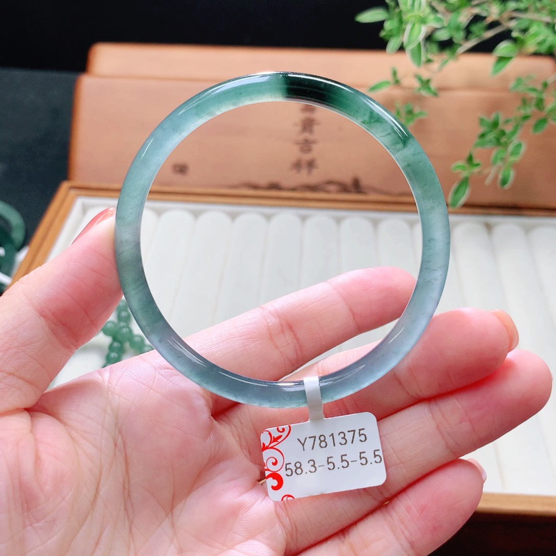 未镶嵌手镯（圆镯）翡翠