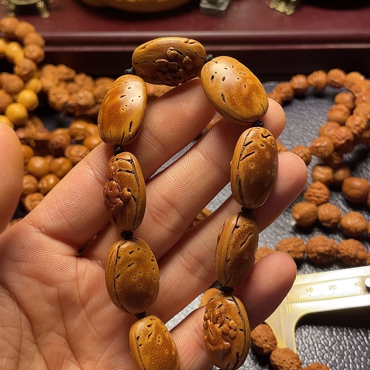 大桃核雕刻瑕疵无相佛