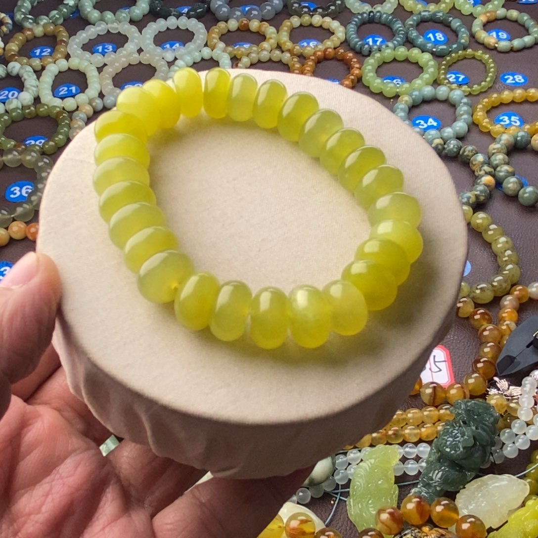 蛇纹石玉颈饰未镶嵌